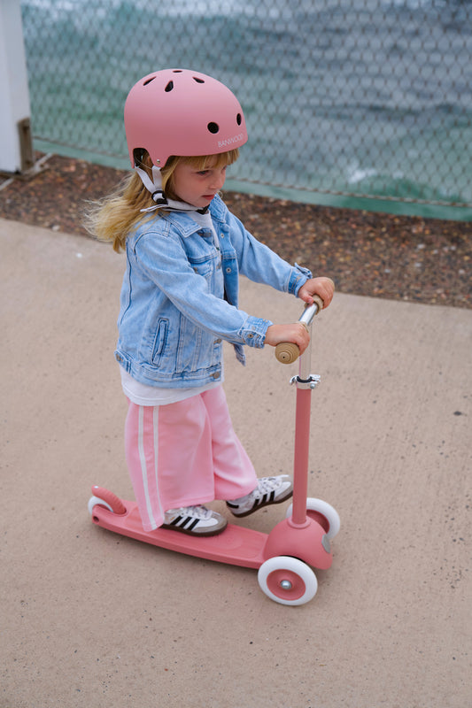 Enfant en vacances trottinette rose bord de mer activité plein air