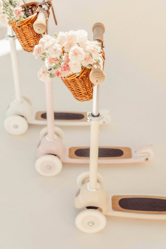 Design rétro de la trottinette rose Banwood avec panier en osier