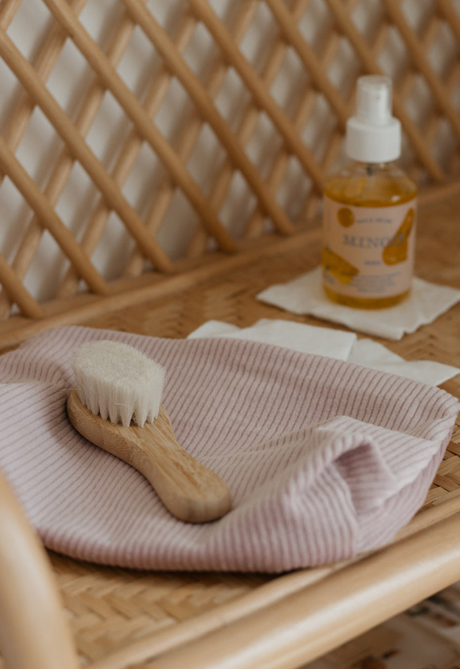Trousse de toilette bébé naissance personnalisée avec essentiels de soins, prête pour voyage. Velour côtelé rose lila.