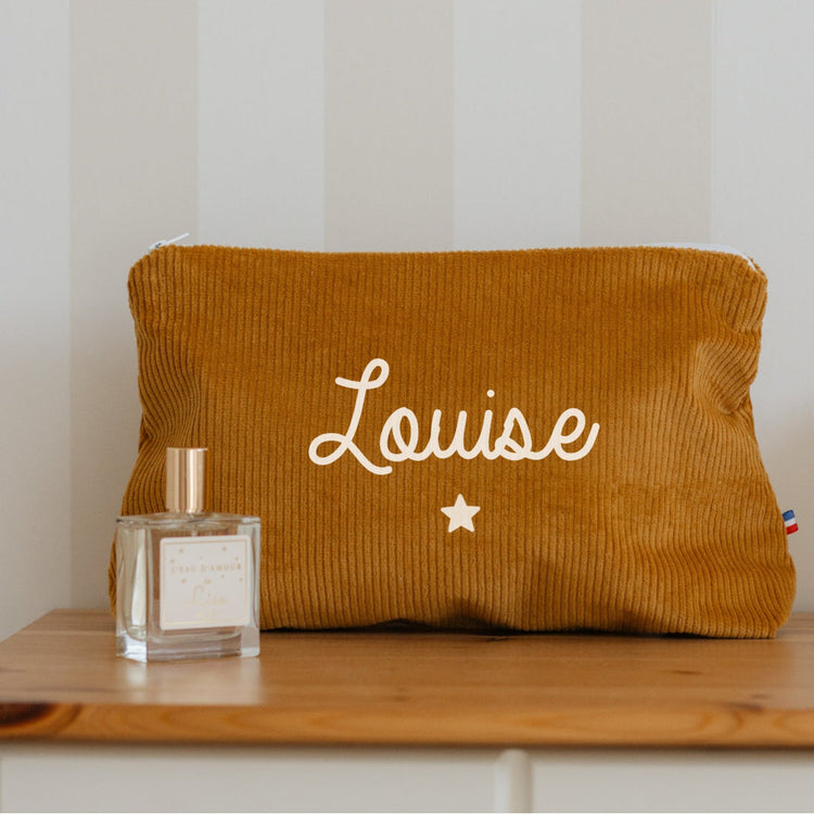 Trousse de toilette bébé naissance personnalisée au prénom en velours côtelé, idée cadeau naissance mixte. Jaune moutarde, motif étoile