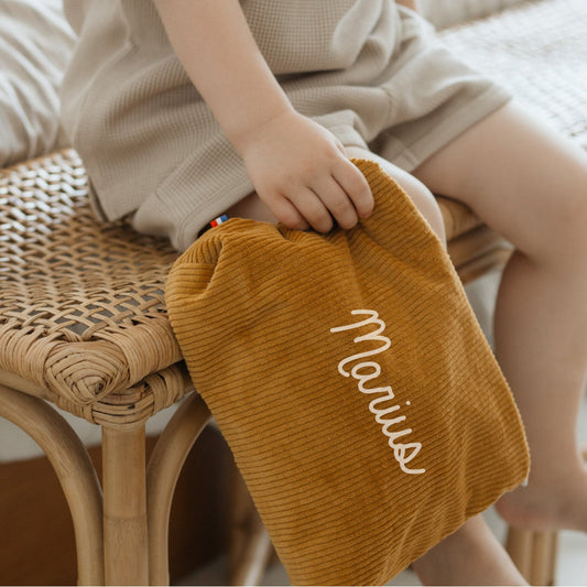 Trousse de toilette bébé naissance personnalisée au prénom en velours côtelé, idée cadeau naissance. Jaune moutarde