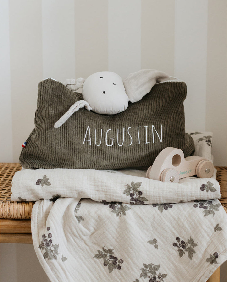 Trousse de toilette bébé naissance personnalisée, utile pour maternité puis voyages avec bébé. Idée cadeau naissance garcon, vert kaki.