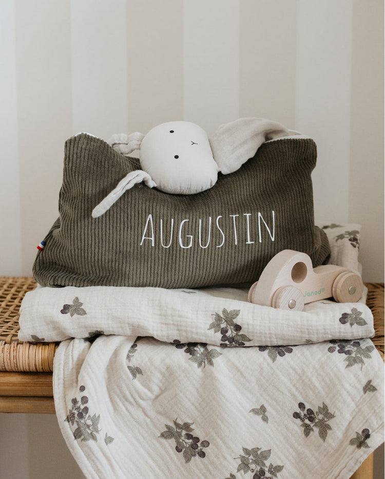 Trousse de toilette bébé naissance personnalisée, utile pour maternité puis voyages avec bébé. Idée cadeau naissance garcon, vert kaki.