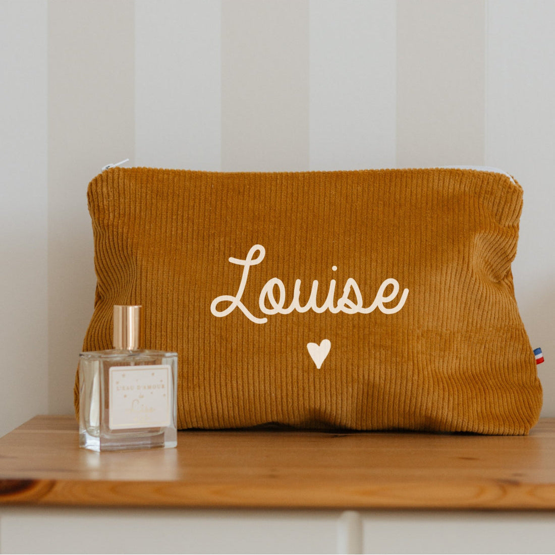 Trousse de toilette bébé naissance personnalisée au prénom, pratique pour un week-end chez les grands-parents. Jaune velours, motif petit coeur.