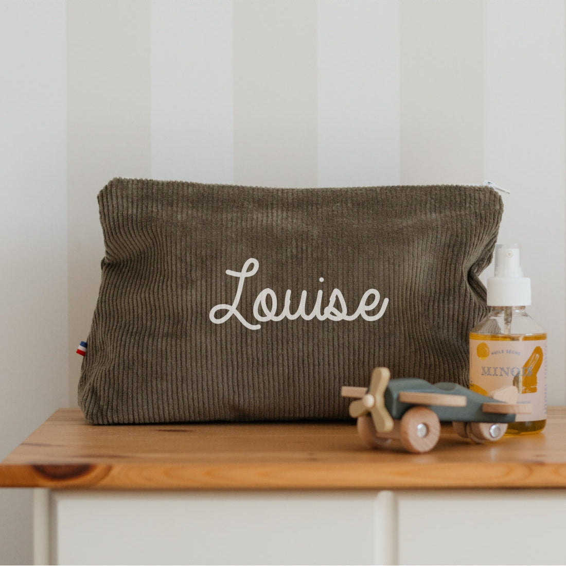Trousse de toilette bébé naissance personnalisée au prénom en velours côtelé, idéale pour déplacements. Idée cadeau naissance, vert kaki, velours.