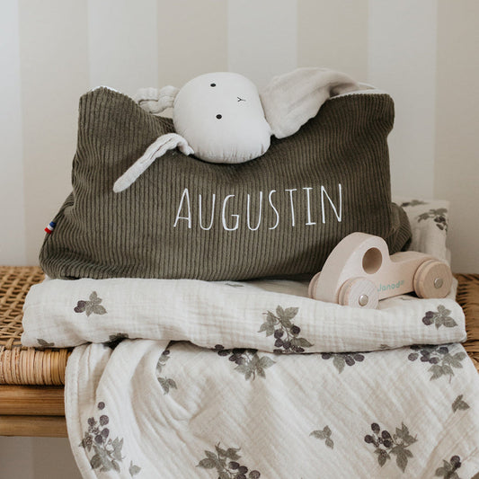 Trousse de toilette kaki en velours côtelé personnalisée au prénom, format bébé – cadeau de naissance original et utile