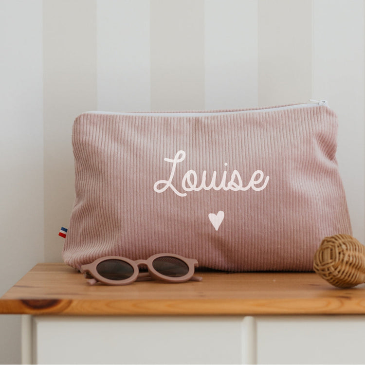 Gros plan sur la trousse de toilette personnalisée fille en velours côtelé lila, prénom blanc avec petit cœur.