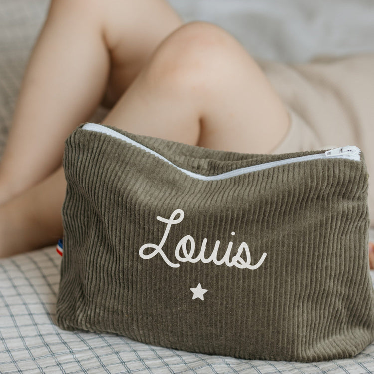 Trousse de toilette personnalisé garçon kaki velours côtelé, prénom blanc avec étoile – idée cadeau naissance utile