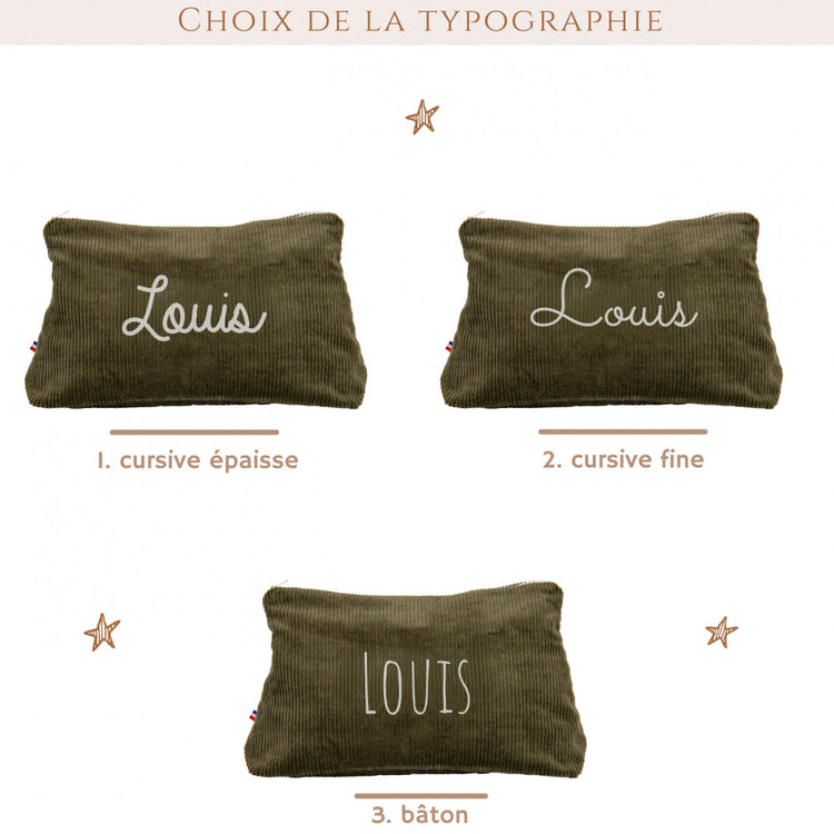 Choix de la typographie pour trousse de toilette personnalisé garçon kaki – prénom blanc, marquage textile durable