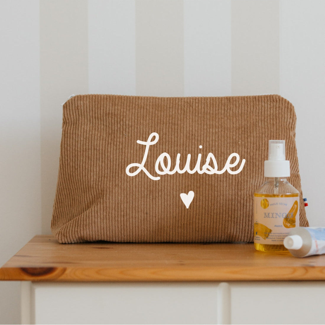 Trousse de toilette personnalisée prénom en velours marron clair, lavable en machine à 30°C.