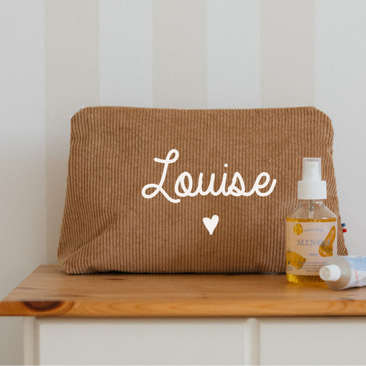 Trousse de toilette personnalisée prénom en velours marron clair, lavable en machine à 30°C.
