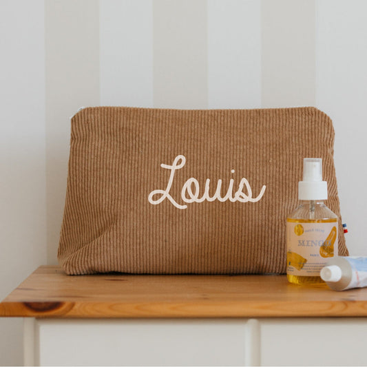Trousse de toilette personnalisée prénom marron clair pour soins de bébé, idéale pour la maternité.