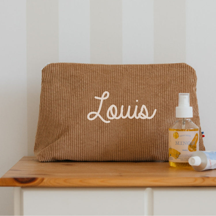 Trousse de toilette personnalisée prénom marron clair pour soins de bébé, idéale pour la maternité.