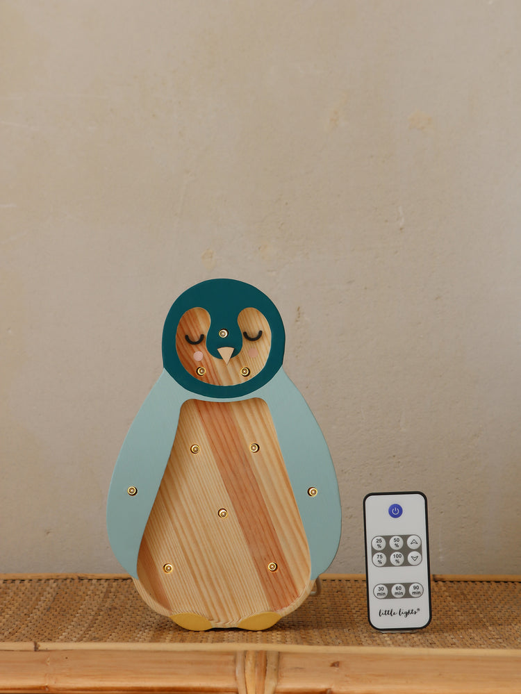Veilleuse pour enfant en forme de Pingouin avec minuterie intégrée et télécommande permettant de varier l'intensité lumineuse. 