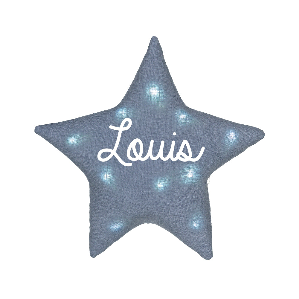Veilleuse étoile personnalisée en lin bleu grisé avec prénom Louis blanc, petites lumières intégrées et fond blanc.