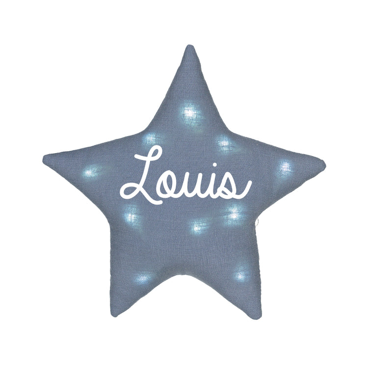 Veilleuse étoile personnalisée en lin bleu grisé avec prénom Louis blanc, petites lumières intégrées et fond blanc.