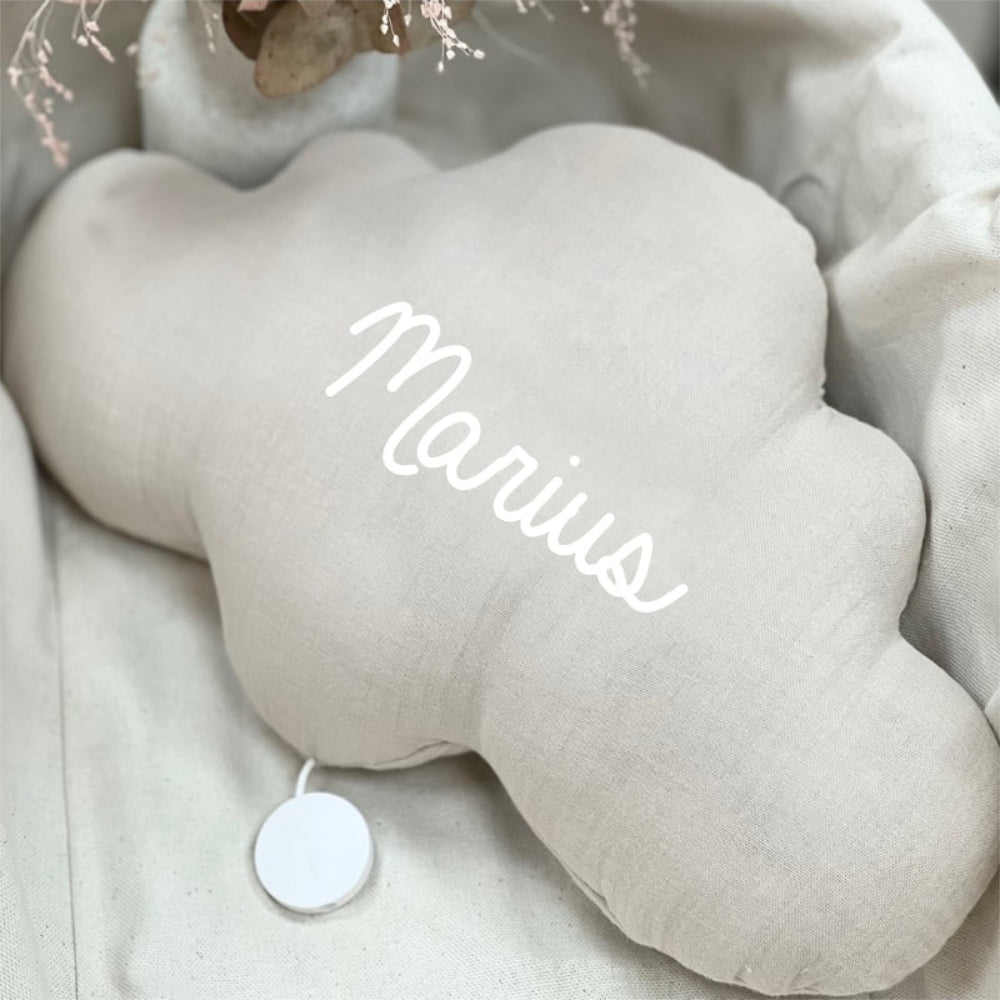 Veilleuse nuage en double gaze beige avec prénom Marius en écriture cursive blanche et boîtier de commande rond.