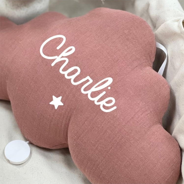 Veilleuse nuage personnalisée en double gaze de coton beige, avec prénom Charlie et petite étoile blanche, sur tissu rose.