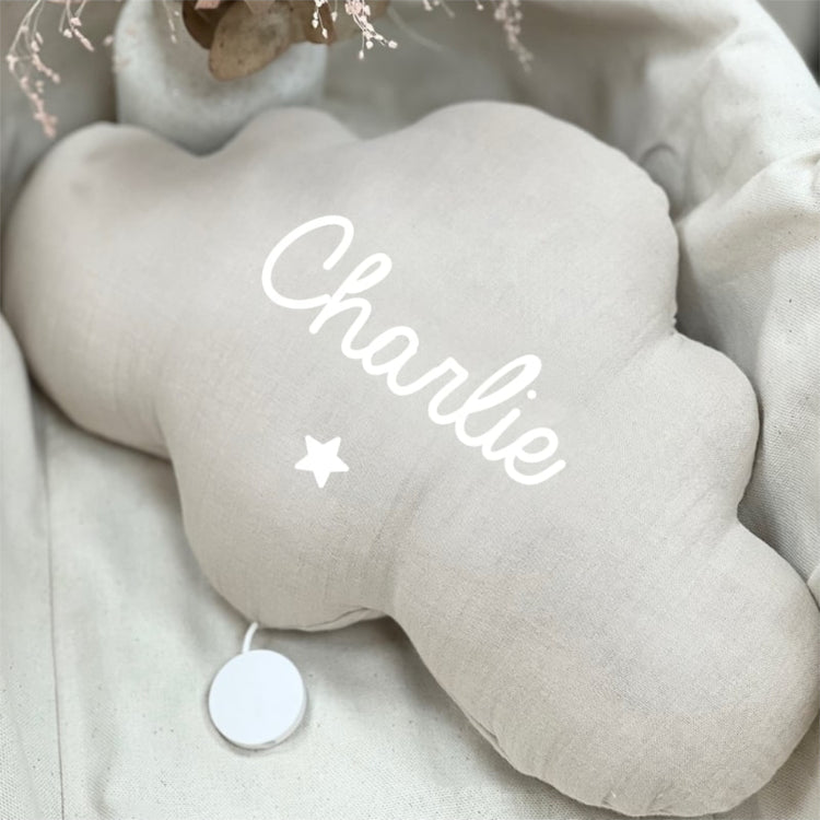 Veilleuse nuage personnalisée en double gaze de coton beige, avec prénom Charlie et petite étoile blanche, sur tissu écru.