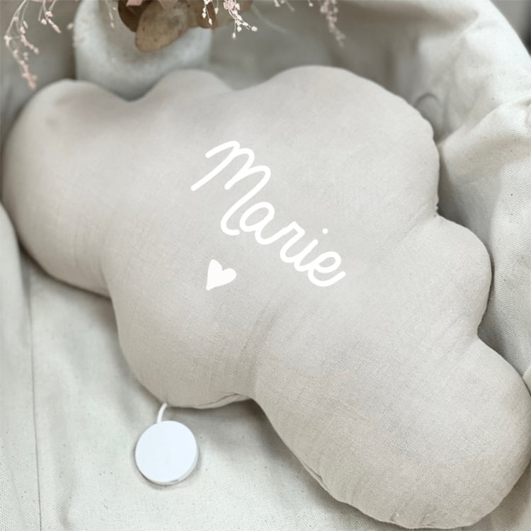 Nuage décoratif en gaze de coton beige, personnalisé au prénom Marie avec un cœur blanc, photographié en gros plan.