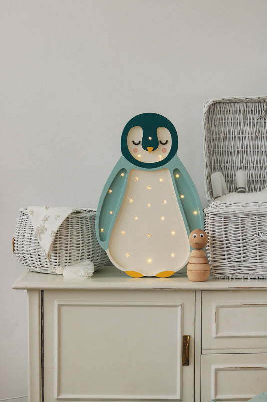 Ambiance chambre d’enfant avec la veilleuse en bois pingouin