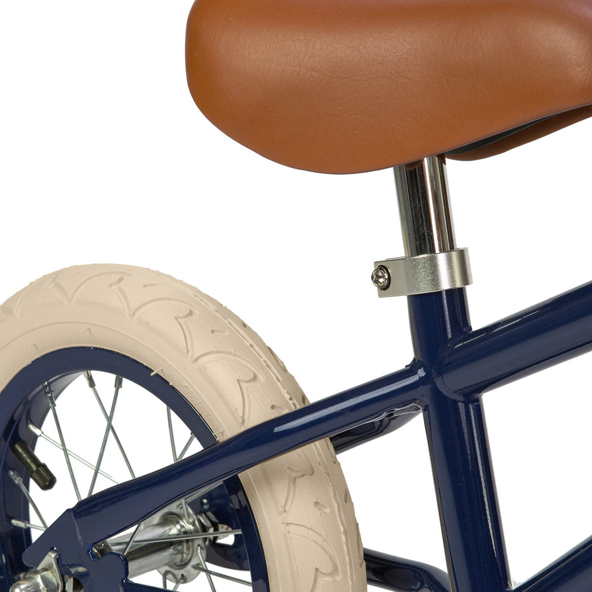 Vélo équilibre 3 ans confortable, avec selle en cuir vegan durable et roues 12 pouces en caoutchouc crème. Hauteur selle et guidon ajustable.