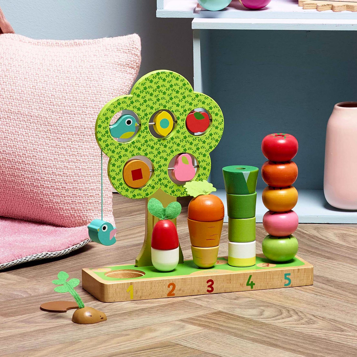 Jouet à compter VILAC en déco, potager coloré pour chambre d’enfant.