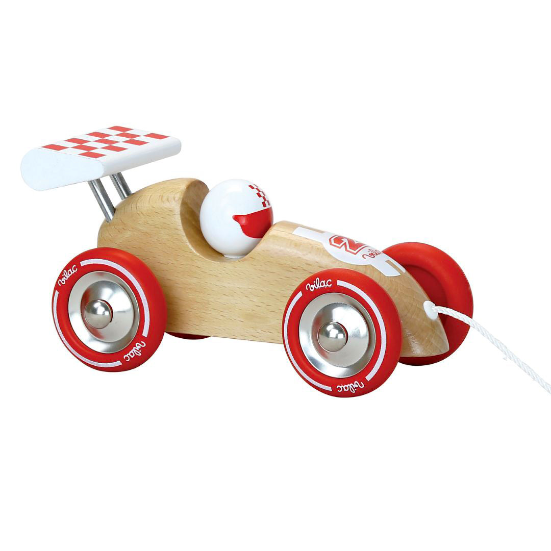 Petite voiture de course en bois à tirer VILAC naturel & rouge – vue trois-quarts.