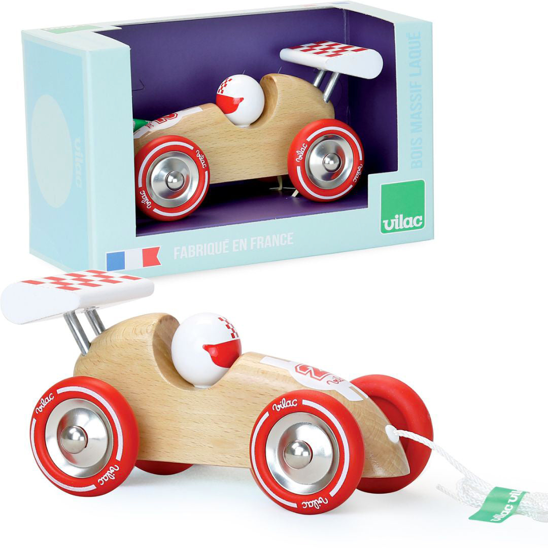 Coffret et jouet : petite voiture de course en bois à tirer VILAC naturel & rouge.