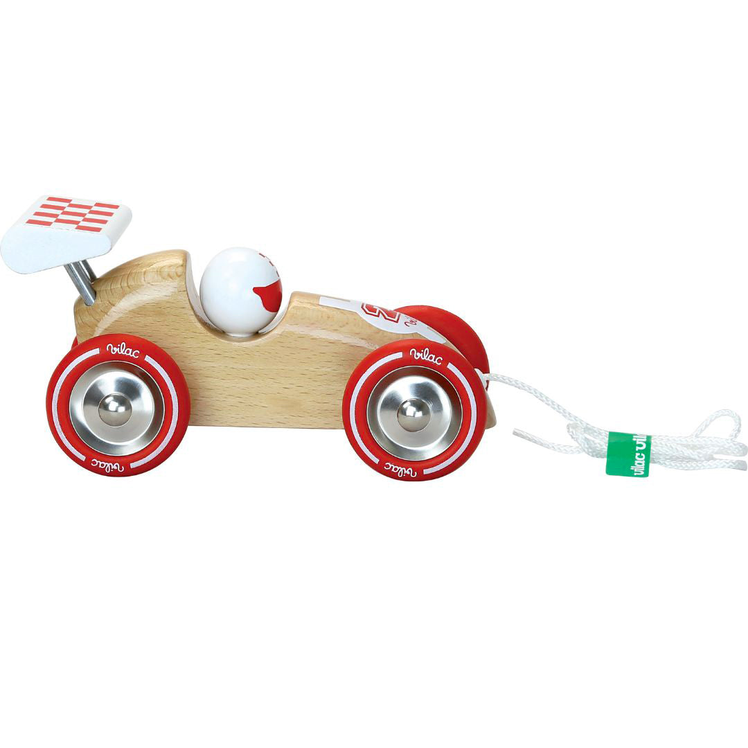 Petite voiture de course en bois à tirer VILAC naturel & rouge – vue de profil.
