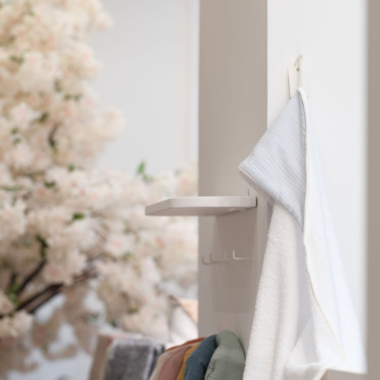 Serviette de bain avec capuche : coton éponge blanc et tissu imprimé bleu pâle (artic). Fabrication française. La Cigogne de Lily.
