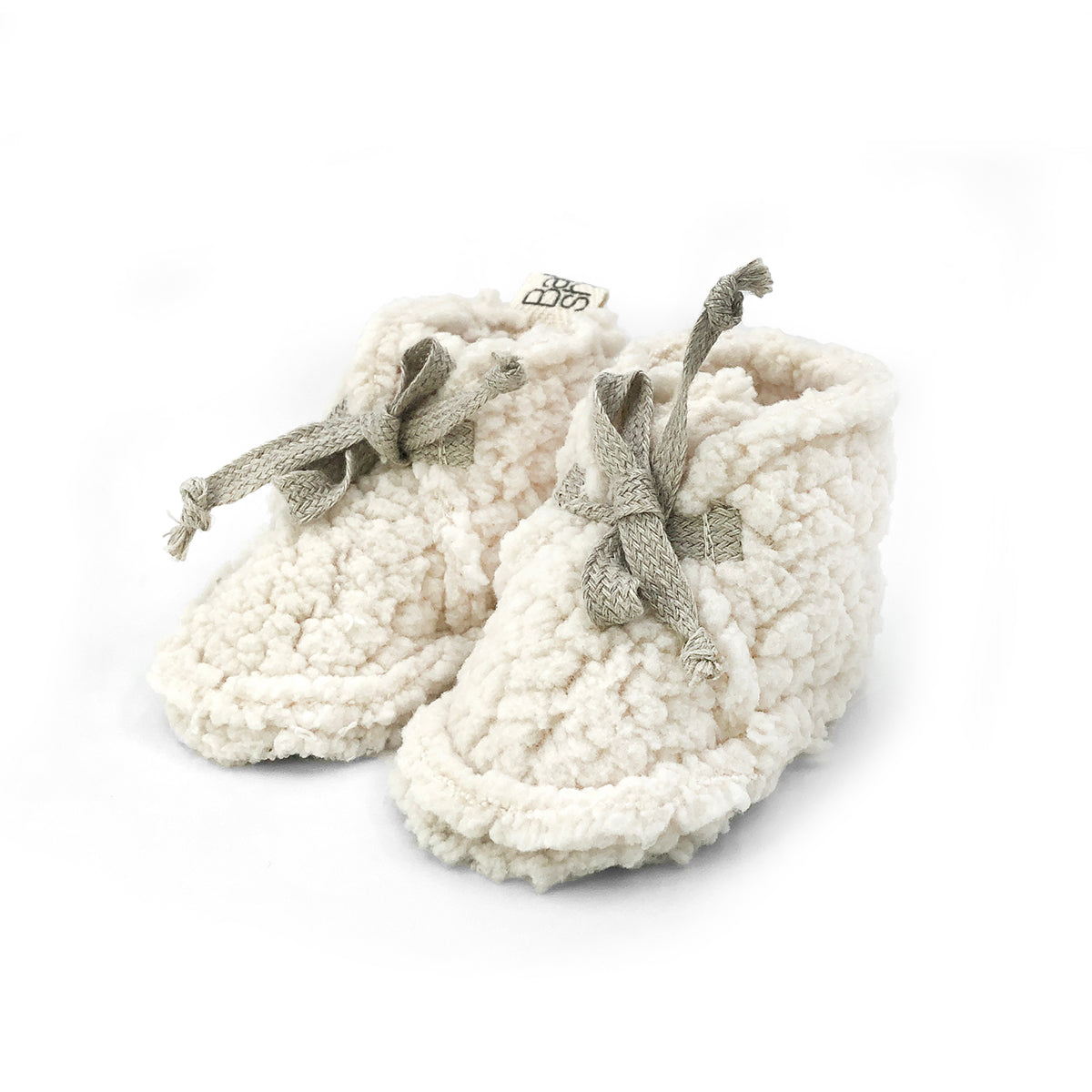 Chaussons de naissance doublé polaire, aspect mouton écru et lien en lin. Idéal pour les nouveau-nés. Confortable, doux et chaud. Babyshower.