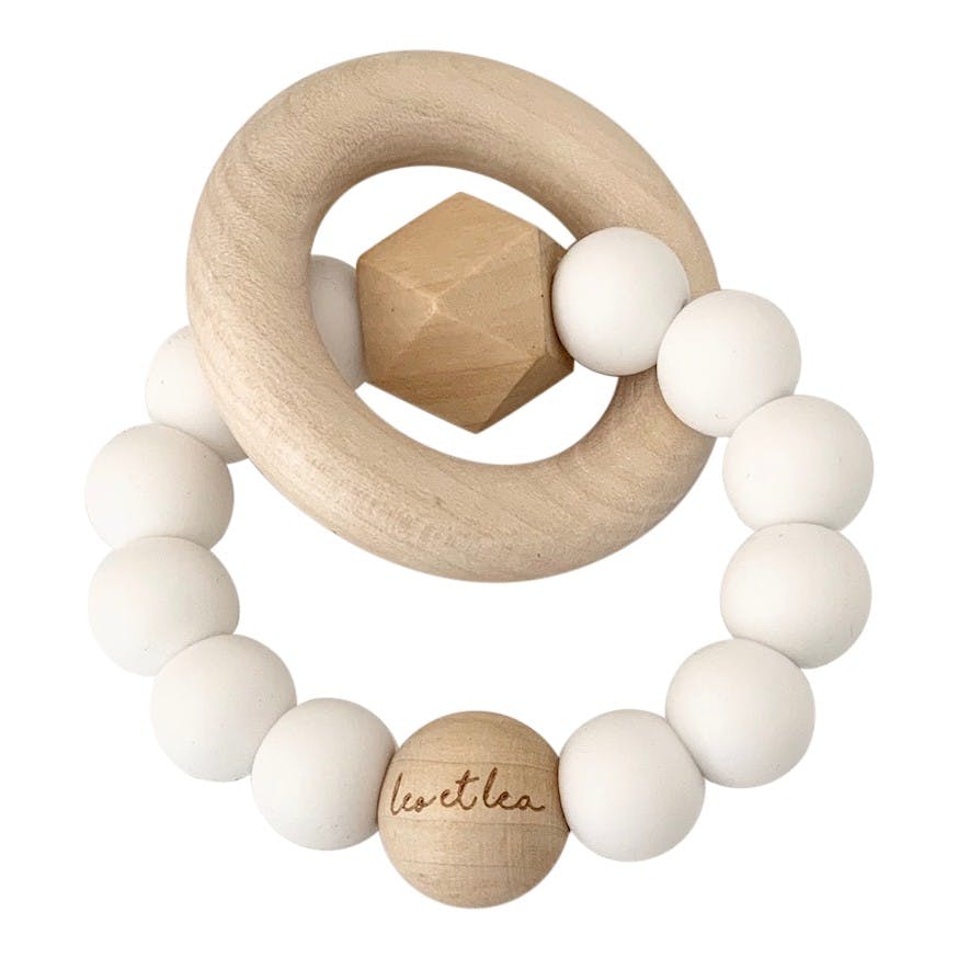 Anneaux entrelacés en bois diamètre 6 cm et perles rondes silicone blanc diamètre 8 cm. Hochet de dentition premier âge,