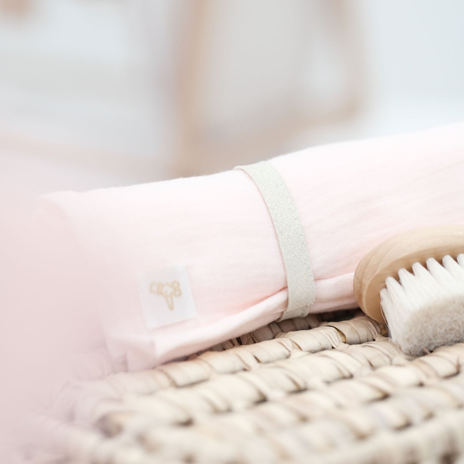 Lange en tissu Tétra pur coton, rose poudré sur la photo. La Cigogne de Lily. Made in France