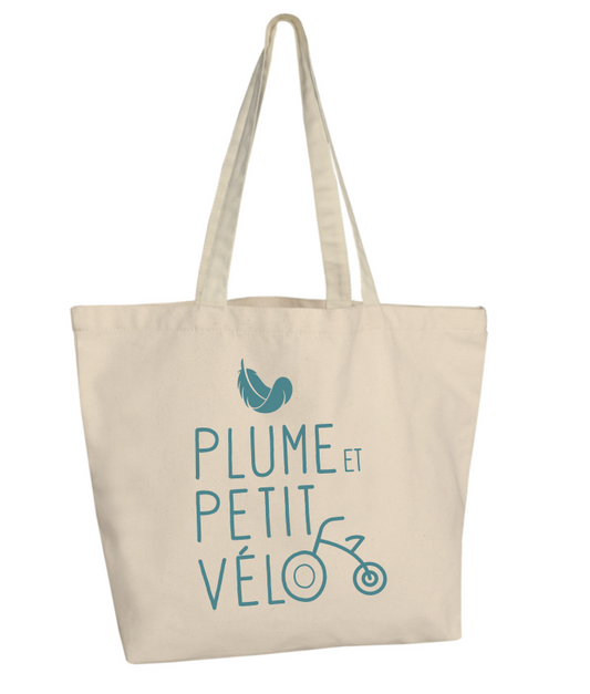 Emballage cadeau ecoresponsable. Totebag naissance Plume et Petit Vélo en coton naturel, beige avec logo bleu. Porté épaule, longues anses et cabas de dimensions 47x35x15 cm.