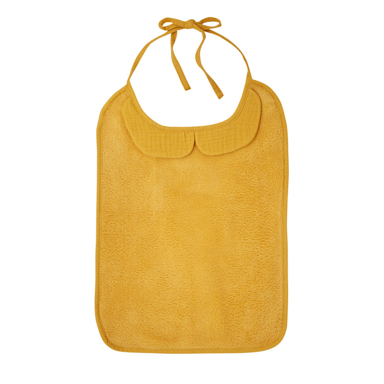 Grand bavoir à nouer de couleur jaune moutarde. Dimensions idéales pour protéger les vêtements de bébé : 25x35 cm. Création de la marque BB&co en tissus certifiés Oeko-tex standar 100.