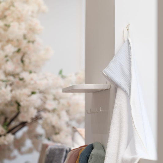 Sortie de bain à capuche bleu clair et blanc, fabrication 100 % française par la Cigogne de Lily. 