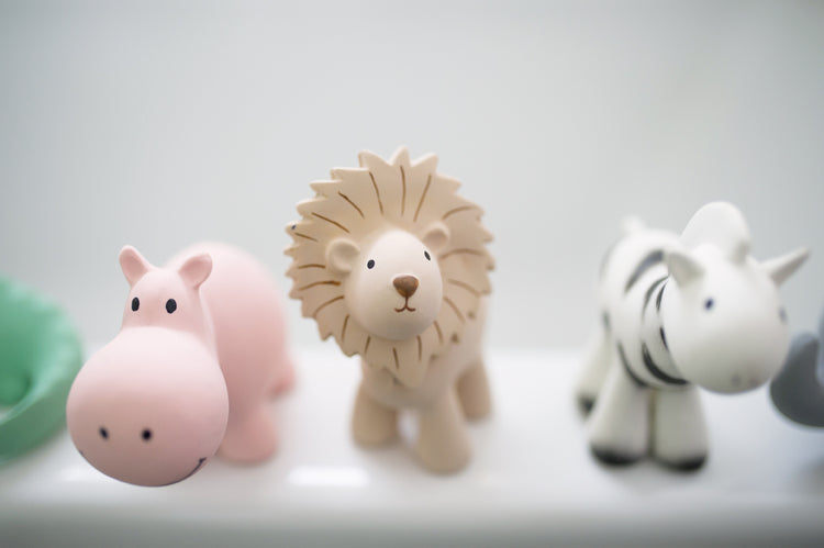 Collection de jouets sensoriels en caoutchouc organique Tikiri. Lion, zèbre, hippopotame. 