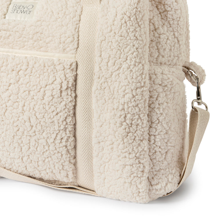 Zoom sur la anse porté épaule du sac maternité Camila Mouton Babyshower, made in Europe. Couleur écru.