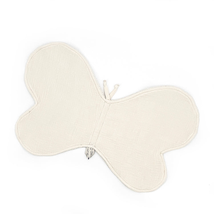 Protège épaule anti bavouille idéal pour protéger l'épaule lors du rot de bébé. En coton biologique, une jolie forme de papillon de couleur écru. Dispose également d'une accroche pour se ranger facilement.